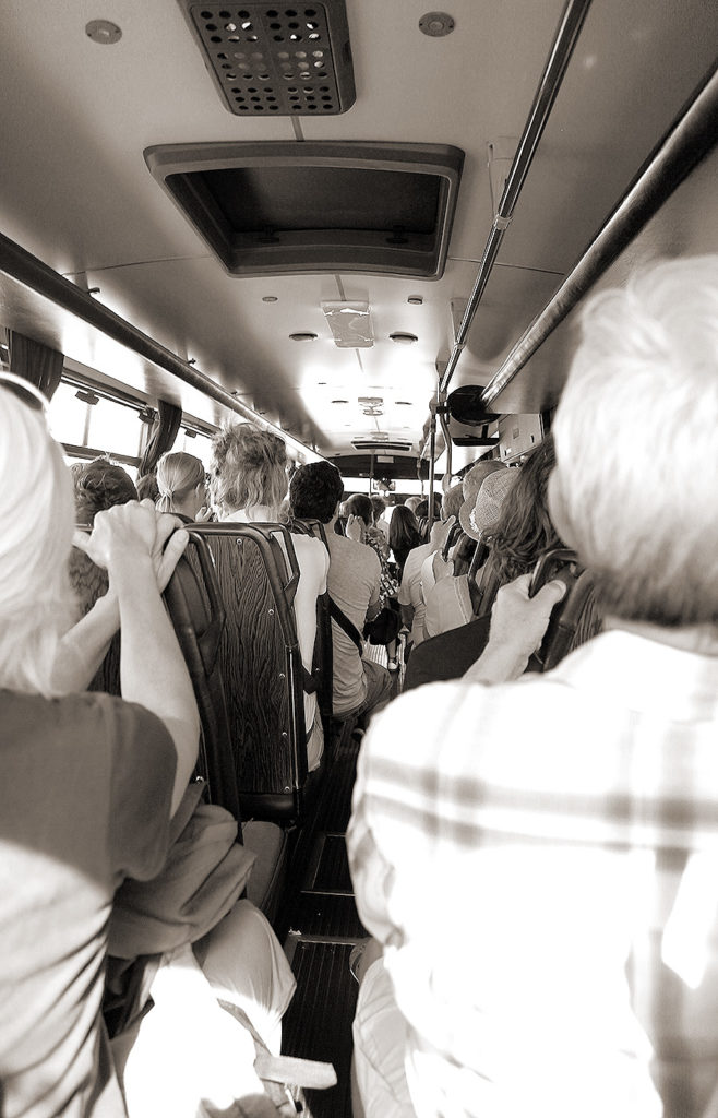 Menschen in einem Bus bei einer Fahrt auf Madeira